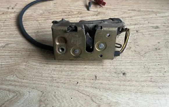 Ford Escort Front door lock 81AG14021DA 81ABA264A33BA