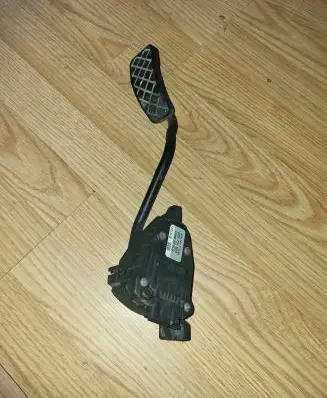 Volkswagen PASSAT B5.5 Accelerator throttle pedal 8E2721523