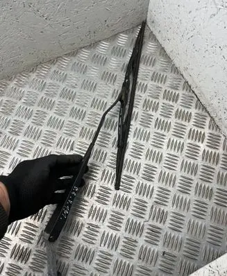 Suzuki Grand Vitara I Front wiper blade arm