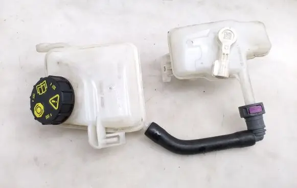 Ford Focus Brake fluid reservoir JX612N147AC