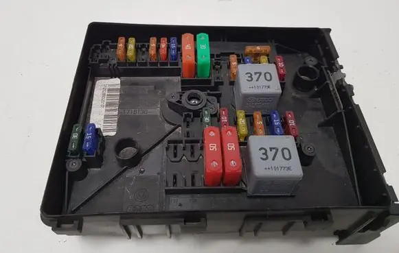 Volkswagen Golf VI Fuse module 1718130