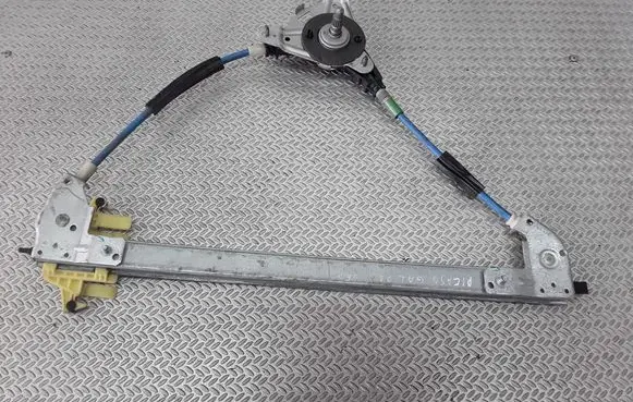 Rear door manual window regulator