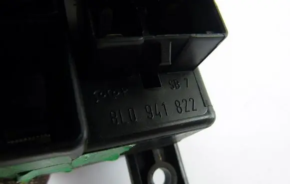 Volkswagen Golf IV Fuse module 8L0941822