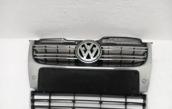 Volkswagen Jetta V Front bumper upper radiator grill