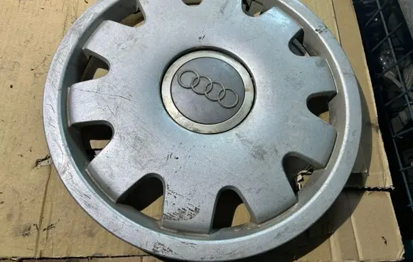 Audi A6 S6 C5 4B R15 wheel hub/cap/trim 4B0601147
