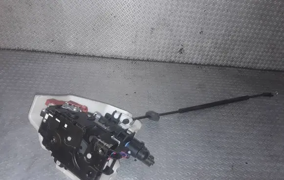 Volkswagen Golf V Rear door lock 