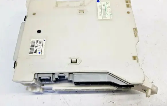 Lexus IS 220D-250-350 Fuse module 8273053050 nr1352