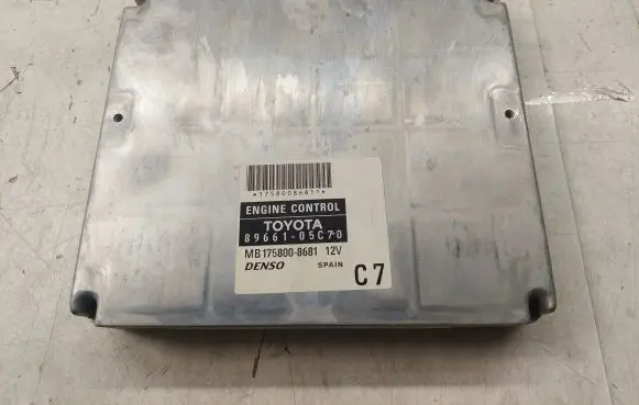 Toyota Avensis T250 Engine control unit/module 8966105C70 MB1758008681