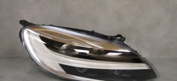 Volvo V40 Headlight/headlamp 31677023 1049126 107200096802