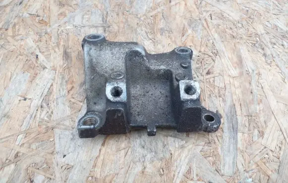 Honda FR-V Engine mounting bracket 7F9