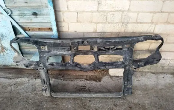 Volkswagen Golf IV Radiator support slam panel
