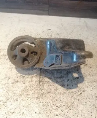 Mazda 626 Engine mount bracket