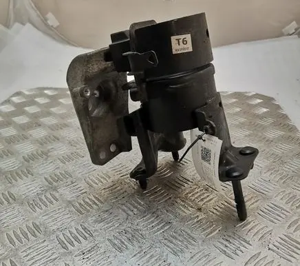 Toyota RAV 4 (XA50) Engine mount bracket