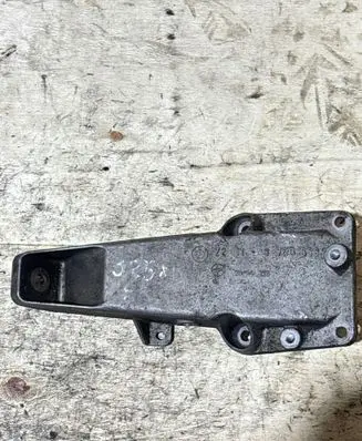 BMW 3 E46 Engine mounting bracket 6750853 22116750853
