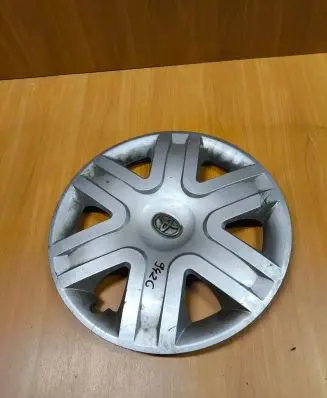 Toyota Avensis T250 R16 wheel hub/cap/trim 6444770