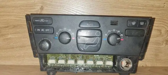 Volvo V70 Climate control unit 8697140