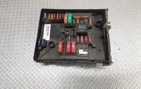 Volkswagen Golf V Fuse module 1K0937125C