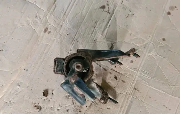Toyota Corolla E120 E130 Engine mount bracket