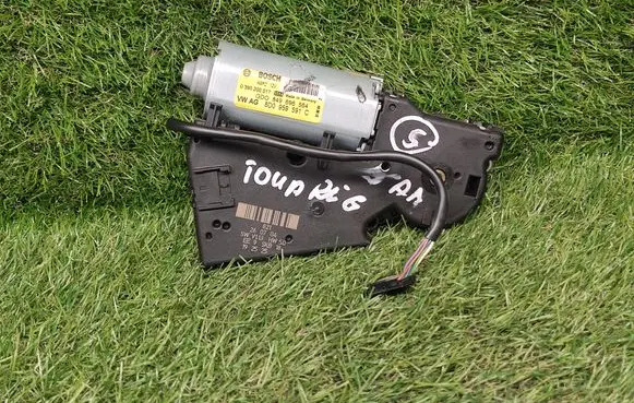 Volkswagen Touareg I Sunroof motor/actuator 8D0959591C 0390200017