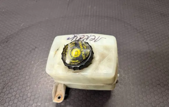 Brake fluid reservoir
