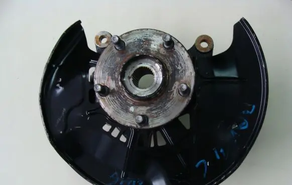 Toyota RAV 4 (XA40) Front wheel hub spindle knuckle