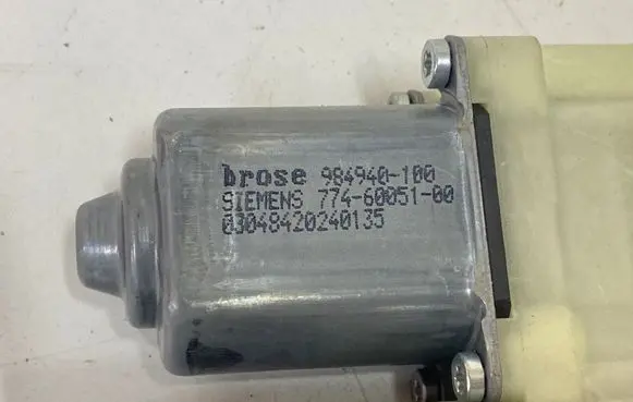 Citroen C4 I Front door window regulator motor 984940100 9681575880 965492100