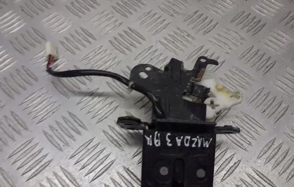 Mazda 3 I Tailgate exterior lock 