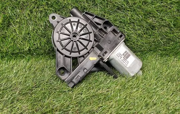 Rear door manual window regulator