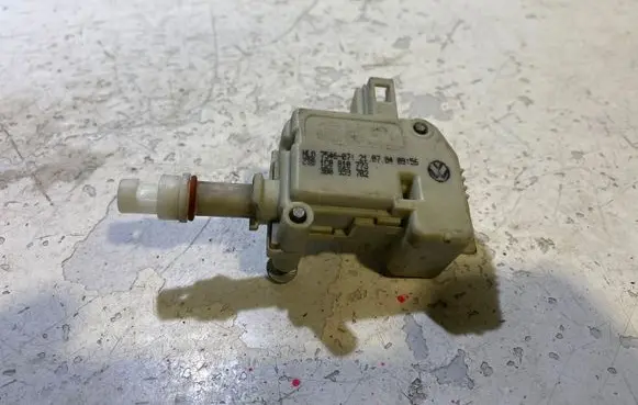 Volkswagen Golf IV Central locking motor 3B0959782 1C9810773