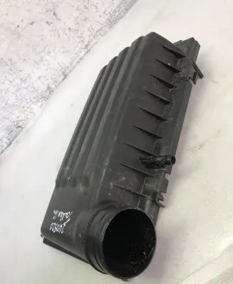 Volkswagen Touran III Air filter box cover Tl9013584