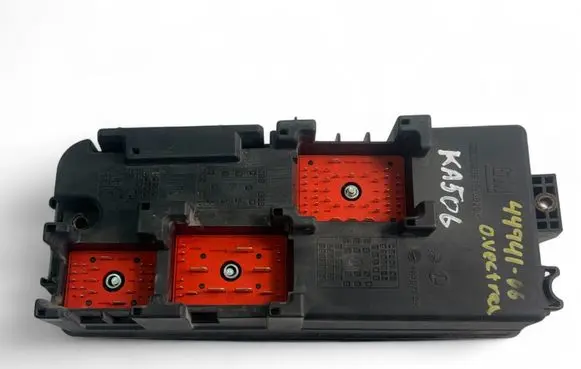 Opel Vectra C Fuse module 13205795