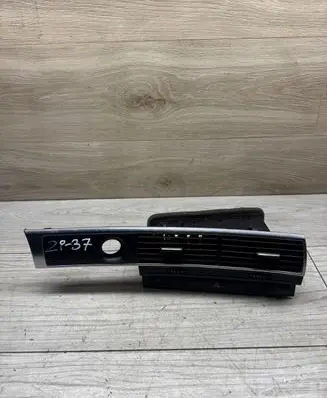 Volkswagen PASSAT B6 Dash center air vent grill 4F1820951