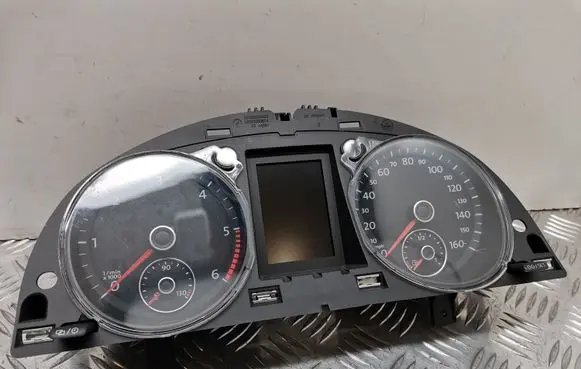 Volkswagen PASSAT B7 Speedometer (instrument cluster) 3AA920970N