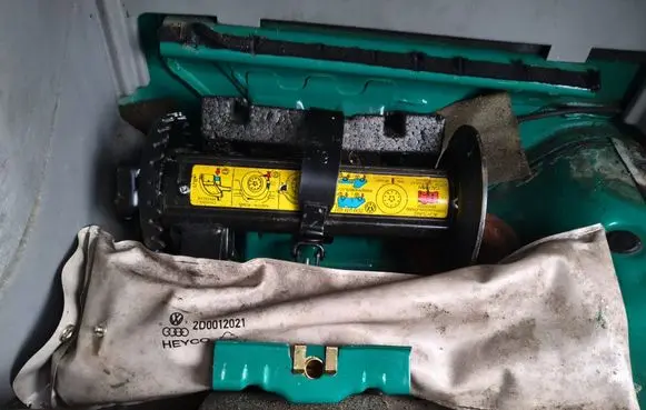 Volkswagen II LT Lift Jack 2D0011031 2D0012021