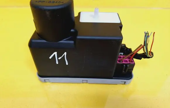 Audi A4 S4 B5 8D Central locking vacuum pump 4A0862257E