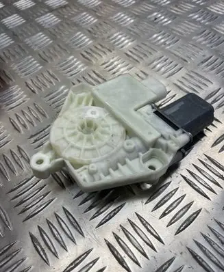 BMW M5 F90 Front door window regulator motor 7455082 04B105106