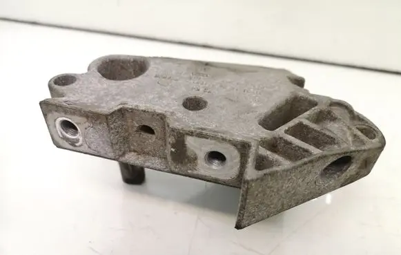 Audi A3 S3 A3 Sportback 8P Engine mounting bracket 06F199207Q
