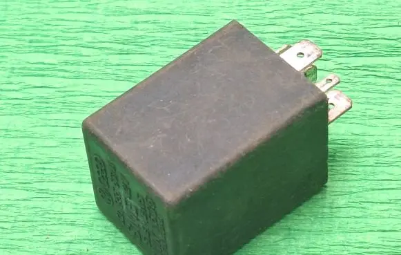 Volkswagen PASSAT B3 Other relay 321955531A 5WK1636