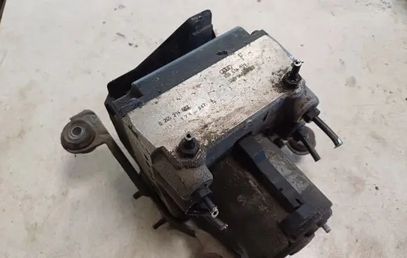 Audi A4 S4 B5 8D ABS Pump 8D0614111