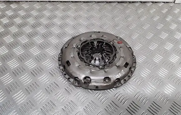 Volkswagen PASSAT B6 Pressure plate 124035410