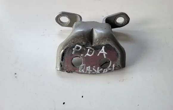 Nissan Qashqai Front door lower hinge 