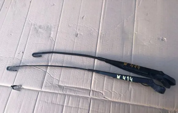 Mercedes-Benz Vaneo W414 Front wiper blade arm A1688200644