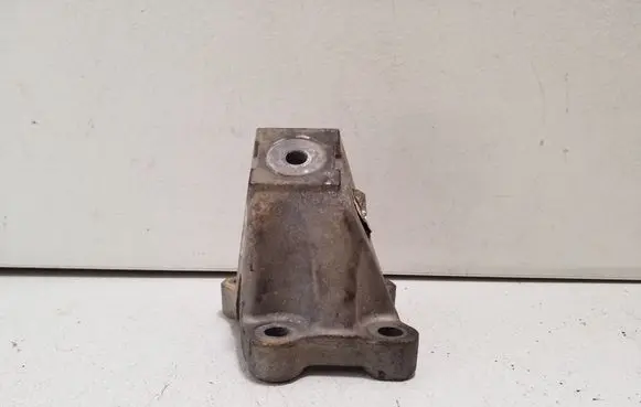 Engine mounting bracket