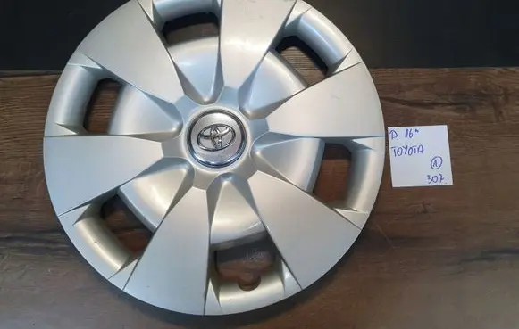 Toyota Yaris R16 wheel hub/cap/trim 