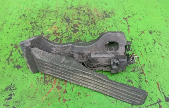 Volkswagen Golf V Accelerator throttle pedal 1K1721503P