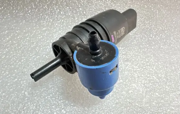 Volkswagen PASSAT B6 Windscreen/windshield washer pump 26259