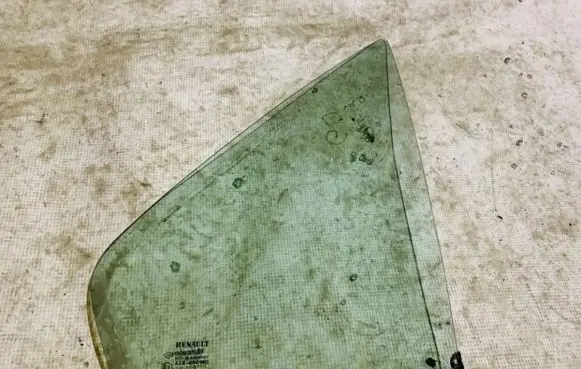 Rear vent window glass