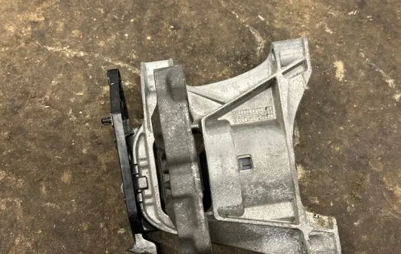Peugeot 308 Engine mount bracket 4A103720