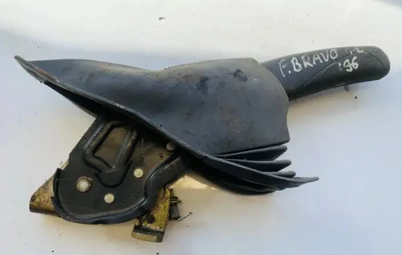 Handbrake/parking brake lever assembly