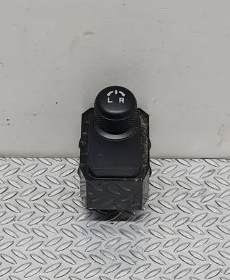 Suzuki Swift II Wing mirror switch